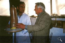 Rudolph Jaerschky is getting informed by Wali Nawabi on the work of the orthopaedic workshop.